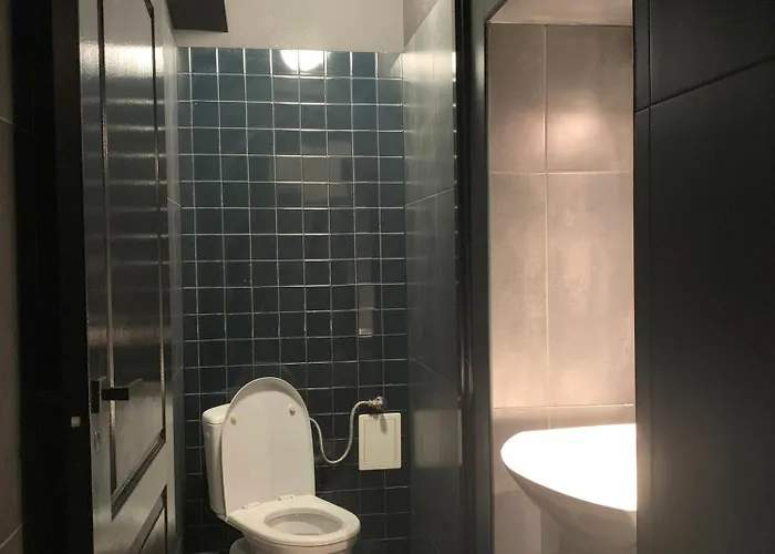 Hostel Lanzo St 48 *