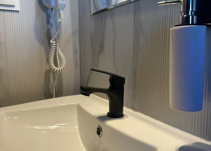 Lanzo St 48 Hostel *