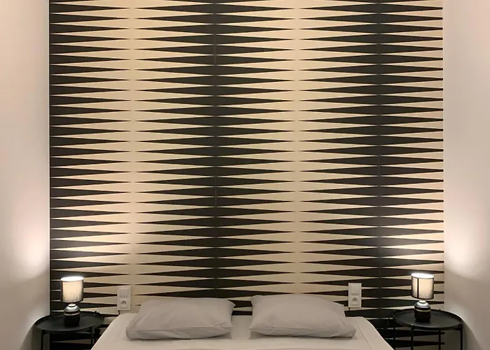 Hostal Lanzo St 48 *